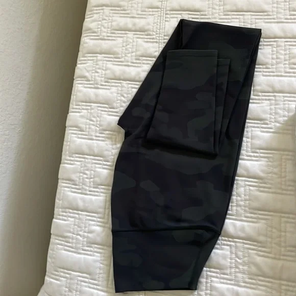 ALO High-Waist Vapor Camo Leggings - Picture 4 of 5